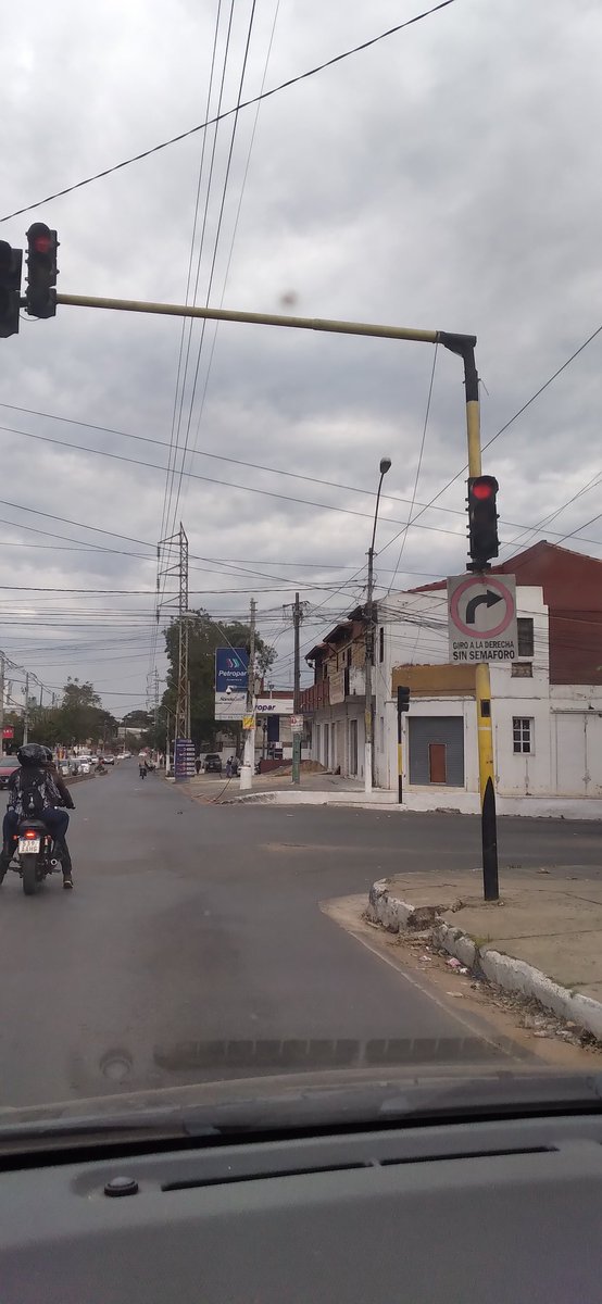 guilleArceCCP's tweet photo. El "Giro a la derecha sin semáforo" es una OPCIÓN, no una obligación. Esto es sobre Cacique, x más que te puteen, te bocinen, te desafien etc. NO TENES LA OBLIGACIÓN DE GIRAR si ese no es tu trayecto MENOS d pasar en rojo para que el pelotudo ignorante de atrás gire. ¡QUE ESPERE! https://t.co/kyFLhvZAd4