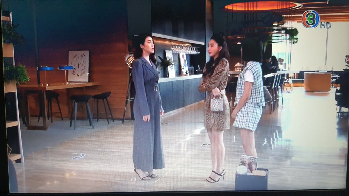 pha_phuean's tweet photo. ยามศึกร่วมรบ ยามสงบตบกันเอง 🤣🤣🤣 #บุพเพร้อยร้ายตอนจบ 
@toeycheertoget https://t.co/48q9vLFefG