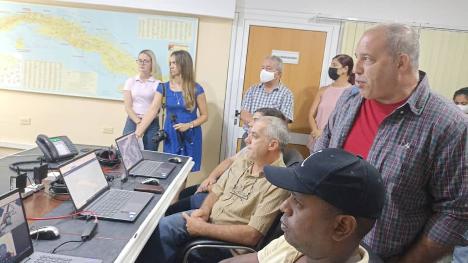 citmacuba's tweet photo. Representantes de @citmacuba, @PNUDCuba, @AMA_CUBA, @igtcuba y del proyecto @infoGEOcuba participan enla inauguración de la #SalaSituacional ubicada en el @InsmetC, un espacio con suficientes recursos técnicos y humanos para monitorear el estado del medioambiente ysus indicadores https://t.co/NOCcP54PH6