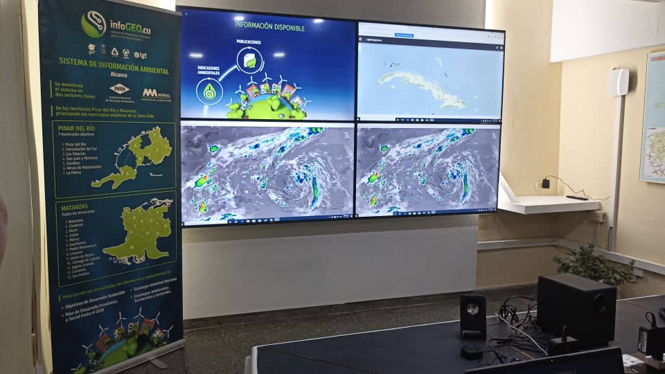 Representantes de <a href="/citmacuba/">Ministerio de Ciencia, Tecnología y Medio Ambiente</a>, <a href="/PNUDCuba/">PNUD Cuba</a>, <a href="/AMA_CUBA/">AMACuba</a>, <a href="/igtcuba/">Instituto de Geografía Tropical Cuba</a> y del proyecto <a href="/infoGEOcuba/">infoGEOcuba</a> participan enla inauguración de la #SalaSituacional ubicada en el <a href="/InsmetC/">INSMET Cuba (METEOROLOGÍA)</a>, un espacio con suficientes recursos técnicos y humanos para monitorear el estado del medioambiente ysus indicadores