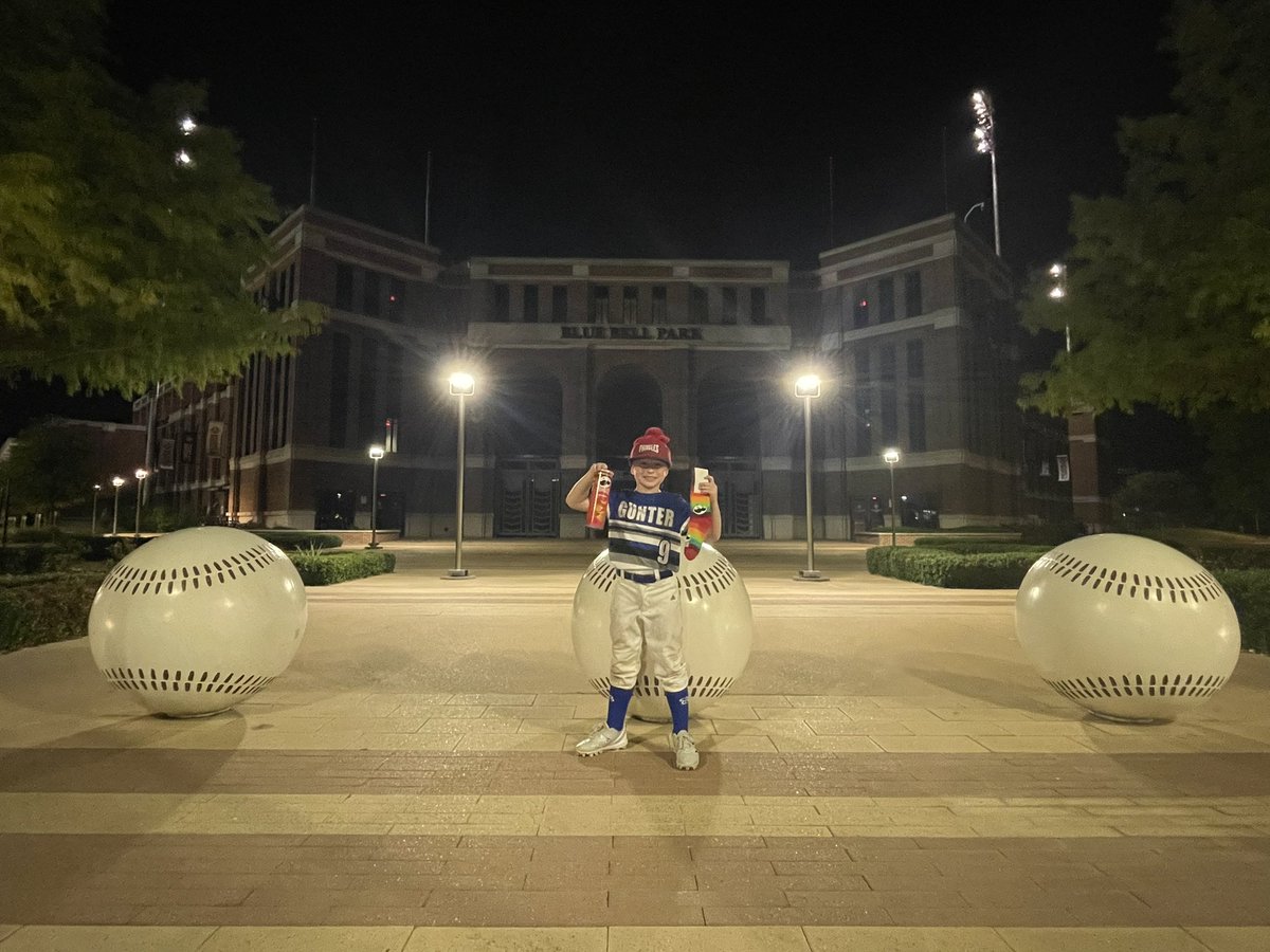 dhmcg_'s tweet photo. What a night with @AggieBaseball and @Pringles!

Thank you @CoachHutchman26 and @chuckbox1969 https://t.co/oXPqcomXGW