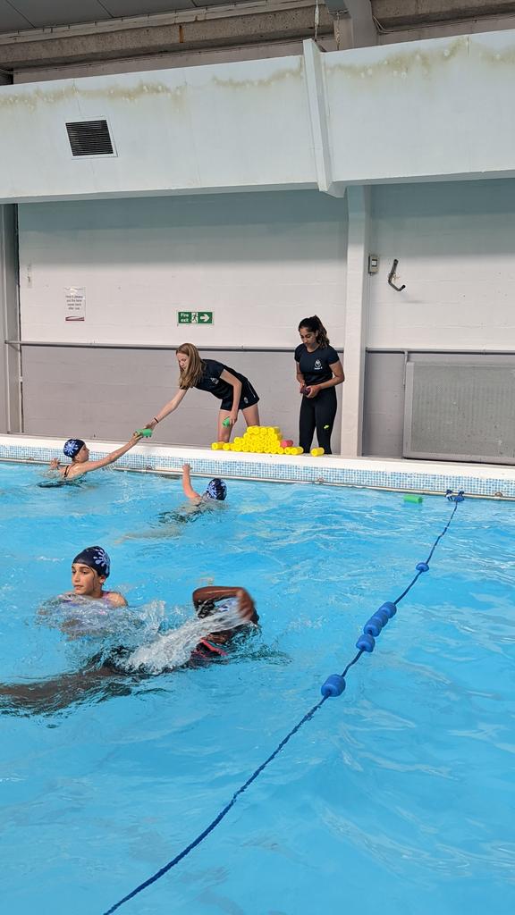Last Aqua Club of the year! 💦 Even the leaders are getting competitive!! 🎖️ And that's just the warm up!! #funinthewater #lovelydayforaswim
