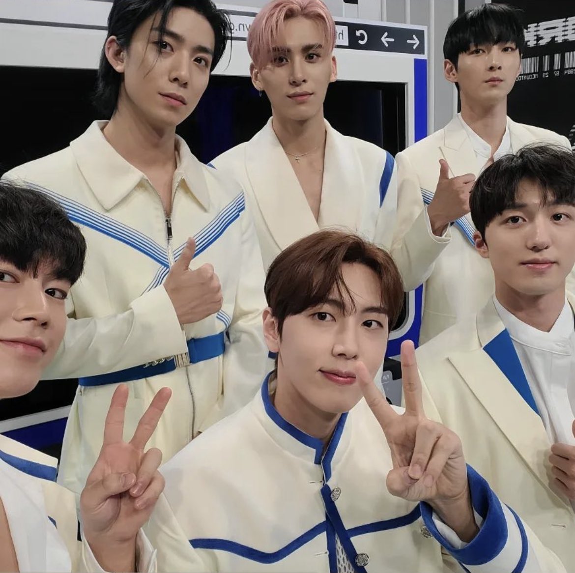 MycelebTy97_sf9's tweet photo. μ΅κ³ μΌ μ°λ¦¬ 6λͺ
μ
ꡬλ€β€οΈ
#SF9riseTHEWAVEOF9 #SF9isBACK https://t.co/QiCLnDLF3r