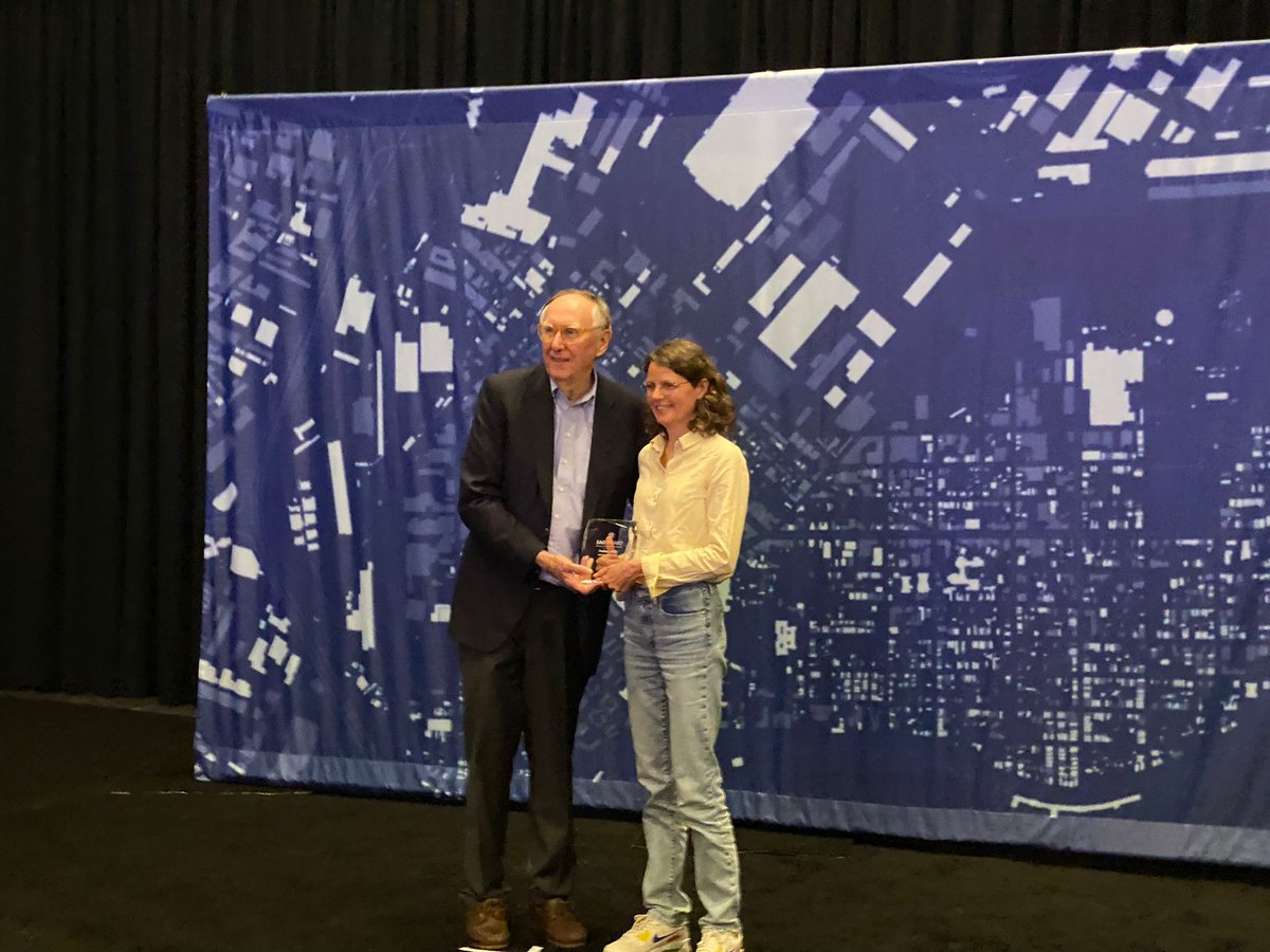 esrinederland's tweet image. ProRail heeft de Special Achievement in GIS (SAG) Award gewonnen! Op 13 juli nam Sabine Geldermans, solution architect bij ProRail, de award in ontvangst uit handen van Esri-oprichter Jack Dangermond. Lees meer: esri.nl/nl-nl/nieuws/2…

#Esri #EsriUserConference #SAGAward #award