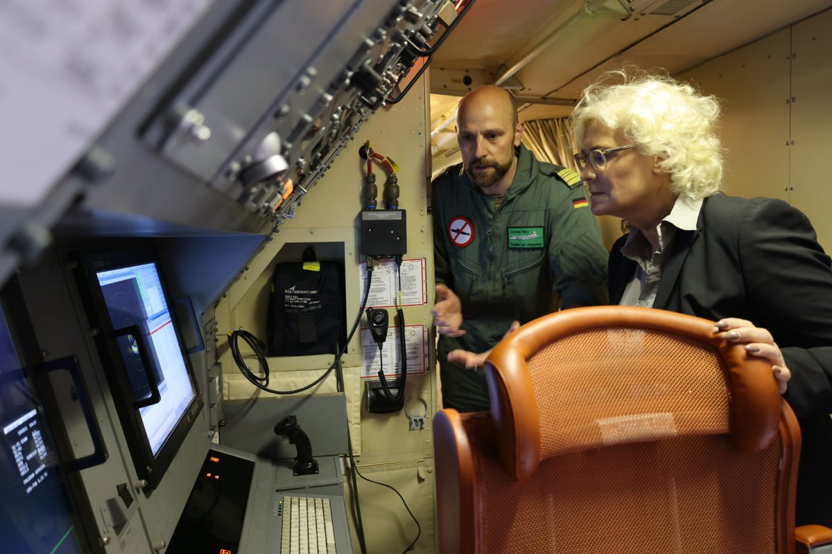 BMVg_Bundeswehr's tweet photo. Das Marinefliegerkommando der @deutschemarine ist stets gefordert: Sie leisten einen wichtigen Beitrag für Deutschland und die #NATO. Ministerin Lambrecht informierte sich heute über die Waffensysteme der Marineflieger sowie über die #Digitalisierung der Ausbildung des Verbandes. https://t.co/zfYQGbC7bq