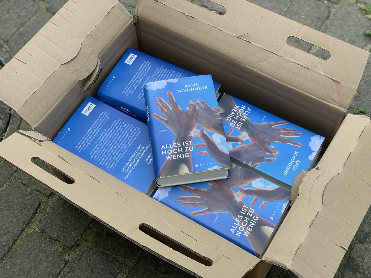 Und dann kam das Paket mit mehreren Jahren Arbeit darin. 

Mein neuer Roman ist fertig. Gedruckt. Gebunden. Ein Buch.

"Alles ist noch zu wenig" erscheint am 17. August im Arche-Literaturverlag

***Buchpremiere: 21.9. im Literaturhaus Zürich. literaturhaus.ch/veranstaltunge…***