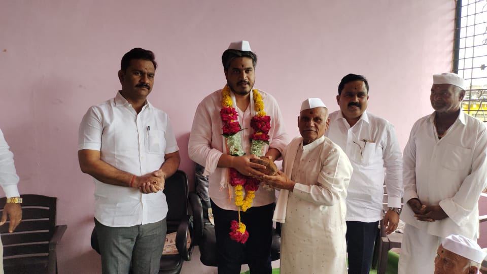 RRPSpeaks's tweet photo. खंडाळी (ता. मोहोळ, जि. सोलापूर) ग्रामस्थांच्यावतीने आयोजित करण्यात आलेल्या ‘श्री विठ्ठल पादुका पालखी सोहळा अखंड शिव-हरिनाम जप व शाश्वत ग्रामीण विकास सप्ताहा'स उपस्थित राहण्याची संधी मिळाली. यावेळी विठुरायाची आणि रुखमाईची पूजा-आरती करुन दर्शन घेतलं. https://t.co/JIjsJ8vZdO