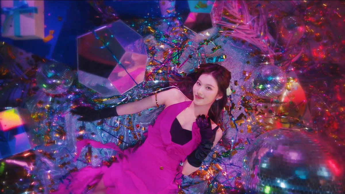 msngallery's tweet photo. SHE’S SO PRETTY #SANA https://t.co/UsS8Z7rHl9