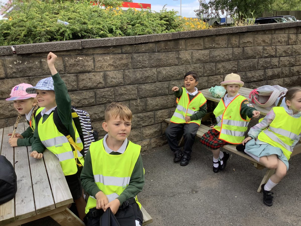 PeelparkClass4's tweet photo. How many red cars can you spot? https://t.co/9c0gk2oUrl