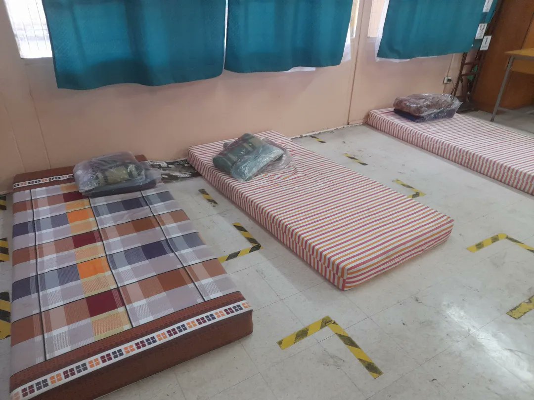 MuniVallenar's tweet photo. Alcaldesa (s) Patricia Herrera realiza visita  a las dependencias de la escuela Ignacio Carrera Pinto, la que desde este miércoles se habilitó como albergue. Esto tras las primeras precipitaciones registradas en #Vallenar. 
#Comparta y #Difunda https://t.co/5FLWijqGJ9