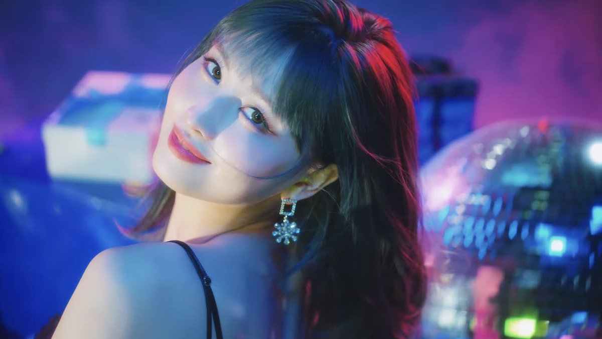 momosfeed's tweet photo. HIRAI MOMO YALL https://t.co/EqEEWLjzv0