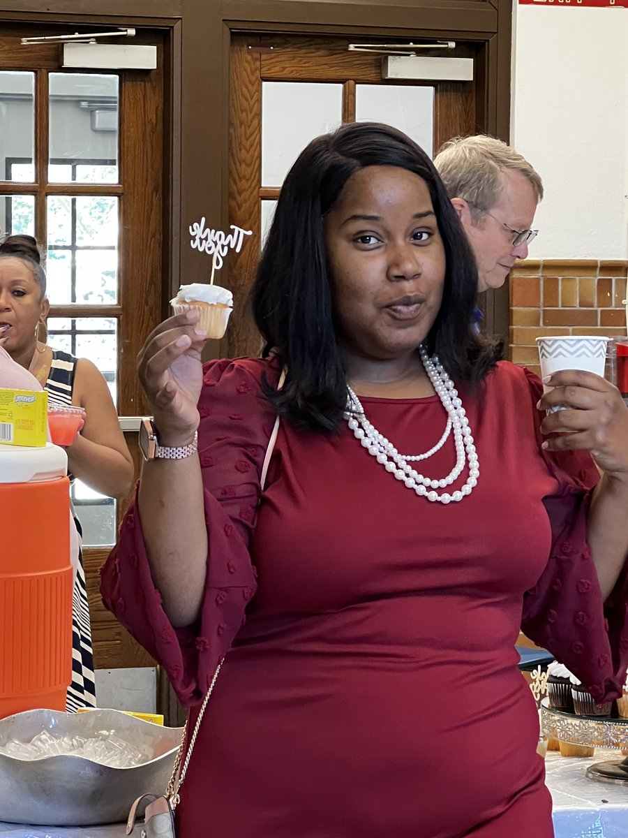 SyFyRoss's tweet photo. Cupcakes and lemonade for our teachers who volunteered to continue student learning over the summer, THANK YOU! @JCPSKY @JCPSAsstSuptTL @dporterJCPS @ms_palmore @TeachandLearnEA @DirectorStroud @ehandle77 @tyward01 @KyDeptofEd #BackPackLeague #SummerLearning https://t.co/jphjQ2AAEH
