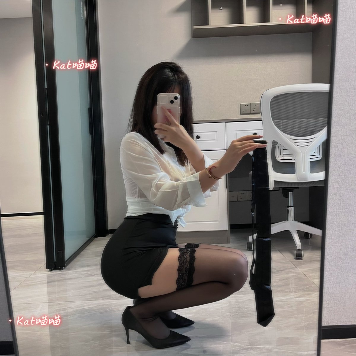 YanKatMiao's tweet photo. 爱上你跟爱上你.🤍
评论或转发里抽一个粉丝体验同款～
丝袜🧦来自：@FEIENSILKY #绯凡柔美隐享丝滑 #绯隐FEIEN #绯隐丝袜 https://t.co/qn5QcBNVGs