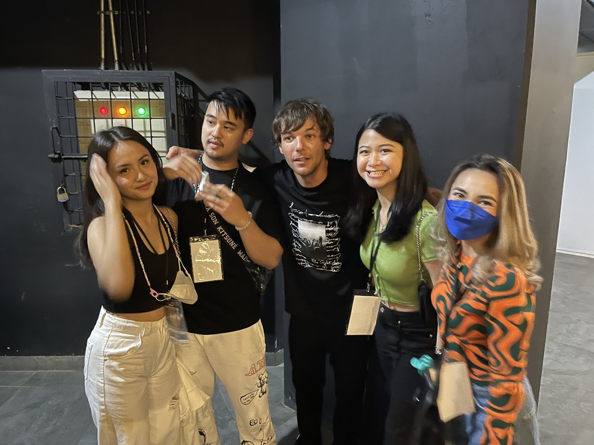 darejowono's tweet photo. Love this unready picture of us #LouisTomlinsonJakarta @Vizionvibe @Louis_Tomlinson https://t.co/N5Pk7U6rhv