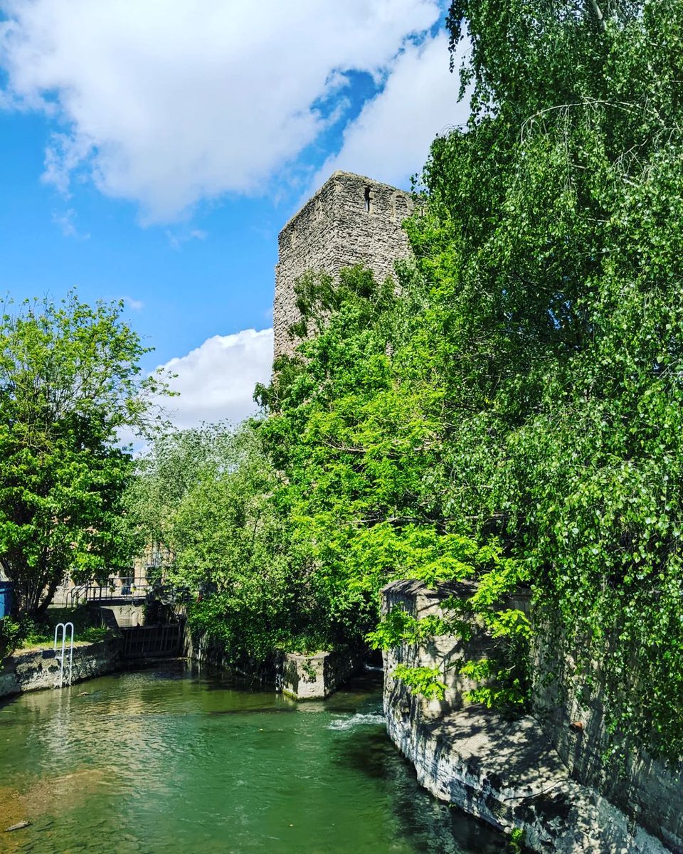 Want to enjoy the lovely weather this evening? ☀️ Take a stroll around the Castle Quarter and admire the glorious views!🚶‍♂️🏰

📸 IG: oxford_canon_gal