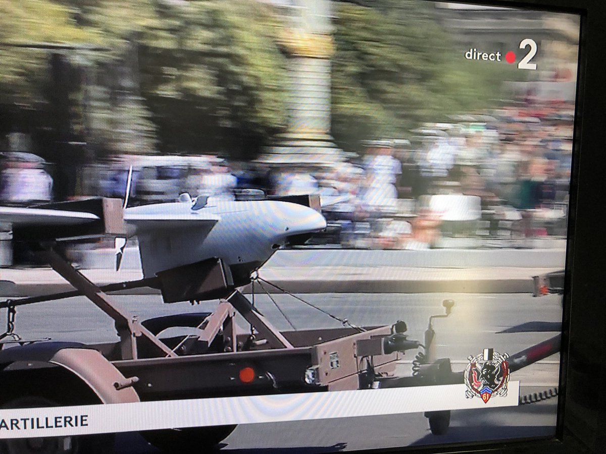 dronesdeguerra's tweet image. 🇫🇷Sistema de Mini drones de reconocimiento  de  @ThalesDefence  desfilando con el &quot;54e régiment de transmissions&quot; del &quot;61e Régiment d’artillerie&quot;  en el día nacional de francia🇫🇷
@Armees_Gouv @armeedeterre 
#AuServiceDesForces #14juillet #BastilleDay