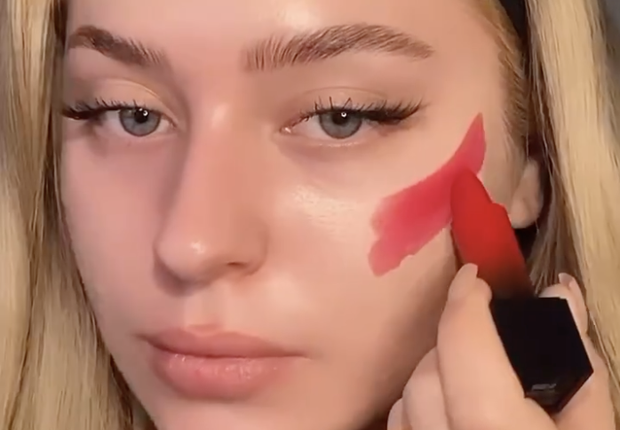 MetroJornal's tweet photo. TikToker ensina técnica viral usando batom vermelho para fazer contorno 😳 E funciona!
#maquiagem #hackmakeup
https://t.co/HRPaf6sTbv https://t.co/nBG5nS4fWl