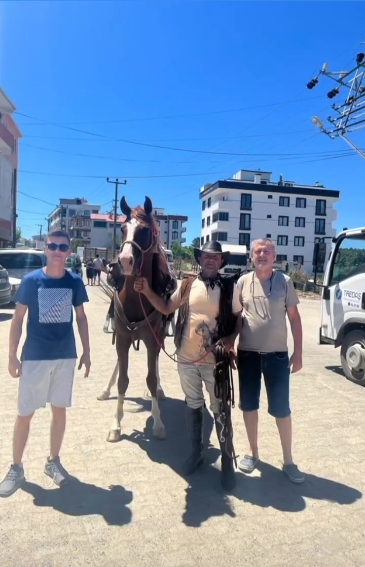 DOĞA DOSTU İŞ İNSANI ATI İLE İĞNEADA'YA TATİLE GELDİ..

İşlerinden artan zamanını çok sevdiği atları ve köpekleri ile  değerlendiren Selman Kerse dokuz günlük tatilini geçirmek için atı ile İğneada ya geldi...