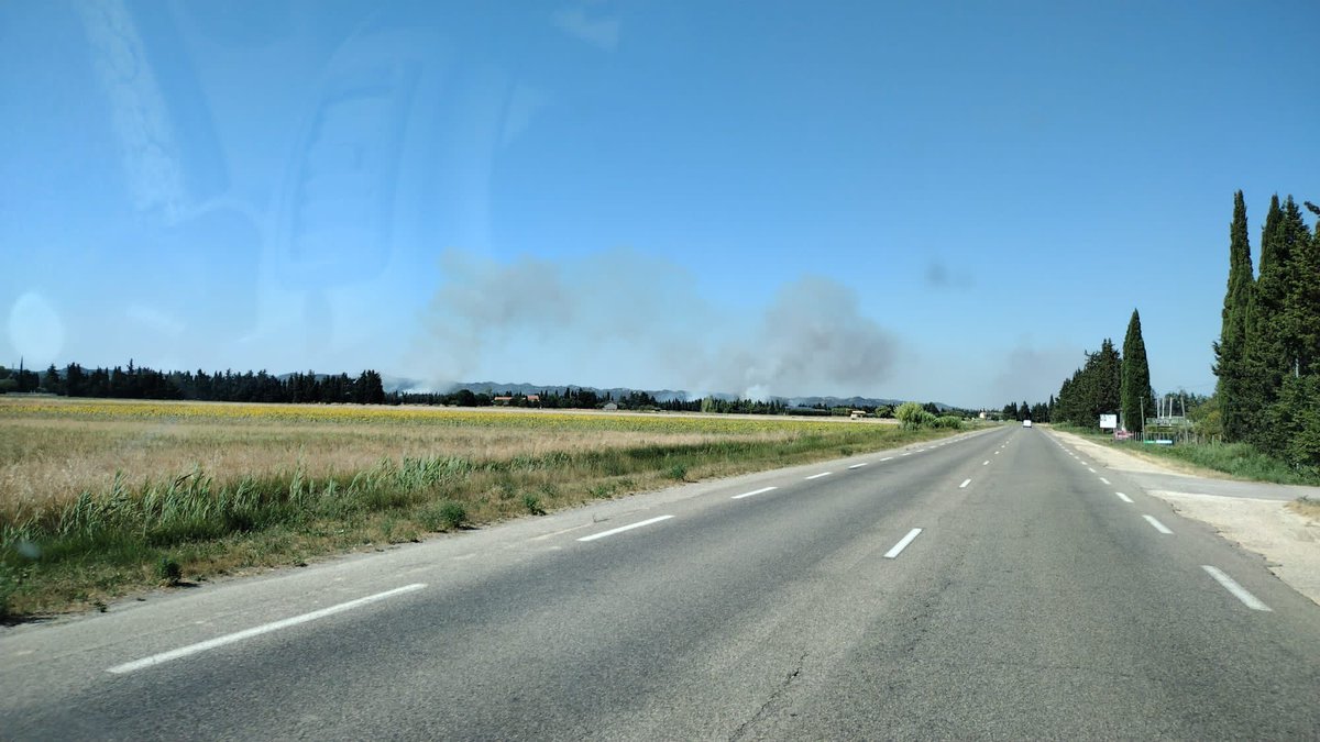 BFMMarseille's tweet photo. đŽ Incendie dans les Bouches-du-RhĂŽne: l'abbaye de Frigolet protĂ©gĂ©e, les sapeurs-pompiers toujours mobilisĂ©s
https://t.co/4IQkOoMi4k https://t.co/lsdO1jVPwv