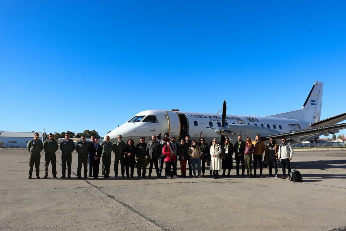 APAVYT_'s tweet photo. LADE presentó sus aviones SAAB 340 con los que comenzará a realizar vuelos semanales a destinos nacionales

Se realizó un vuelo para dar a conocer las comodidades y capacidades del nuevo servicio de transporte que se ofrece
#APAVYT #LADE  @fuerzaaerea_arg https://t.co/DKp7QgJQ5T