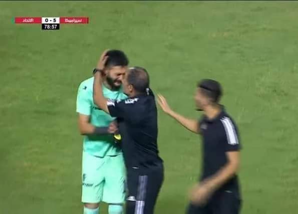 ScreenMix's tweet photo. حدث في مصر ... 

جمهور الفريق يهين حارس المرمى احمد يحيى بعد استقباله 5 اهداف من سيراميكا في بطولة الدوري ليرفض الحارس استكمال اللقاء وخرج من الملعب بالدموع متأثرا بوفاة اخوه قبل ايام قليلة https://t.co/jtS5ZHQmvV