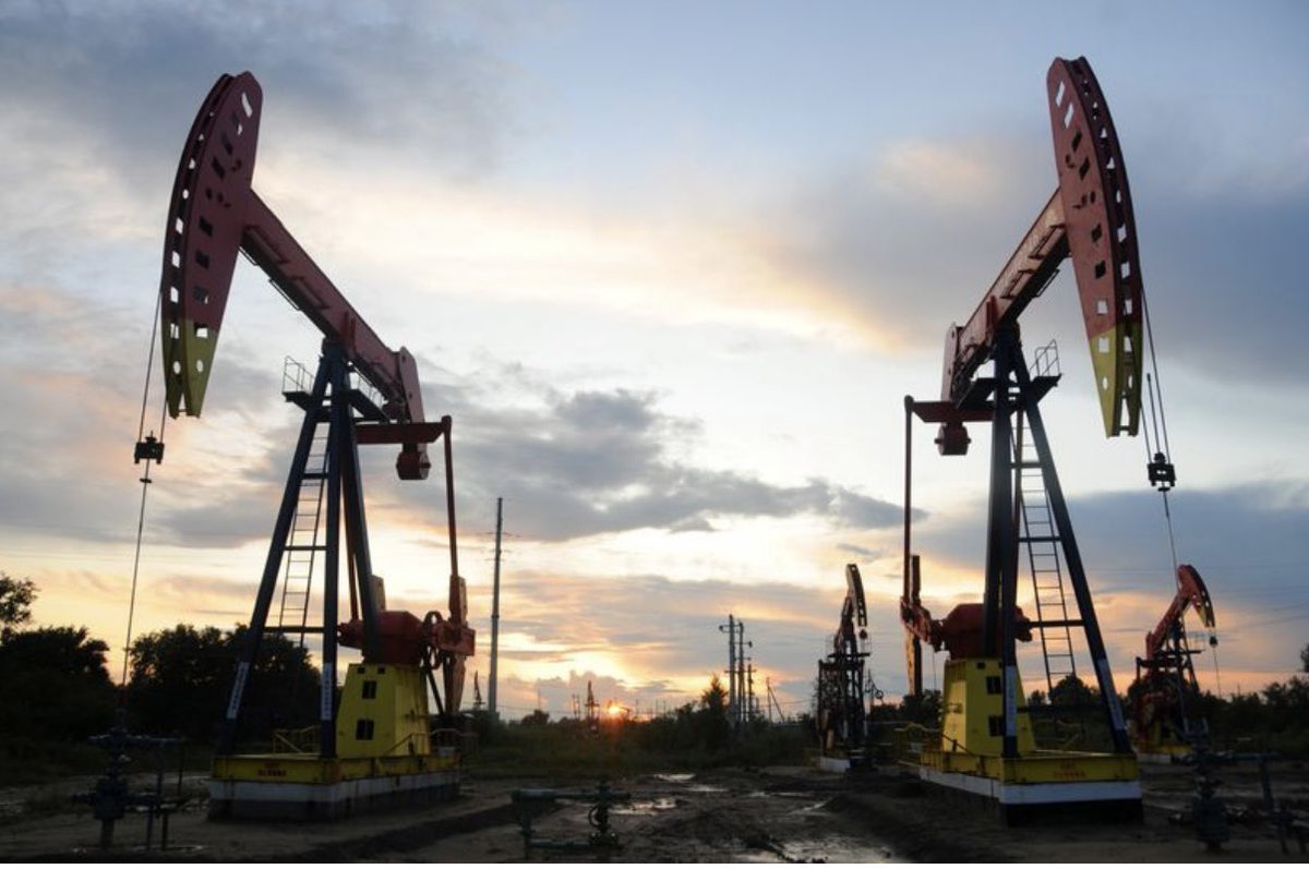 Precios del crudo caen antes de posible gran alza de tasas en EEUU. Sigue en picada, temores a recesión se intensifican.