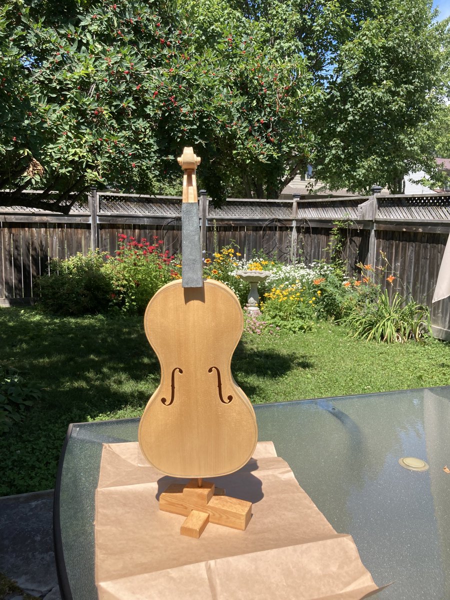 Fine_Strings's tweet image. Time for varnishing in the garden 😊