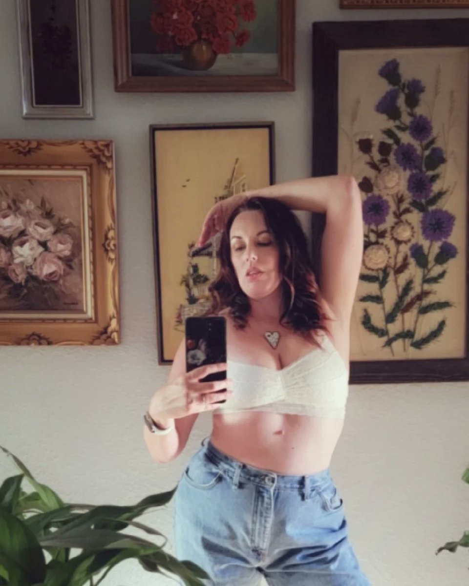 MabelStirrups's tweet photo. Felt cute enough and comfortable enough in my new body for the first time in many months to show a little skin. Wardrobe and furnishings 💯 thrifted. Heart shaped necklace was handmade by my Aunt. 🤍 https://t.co/cGQrogmPQo