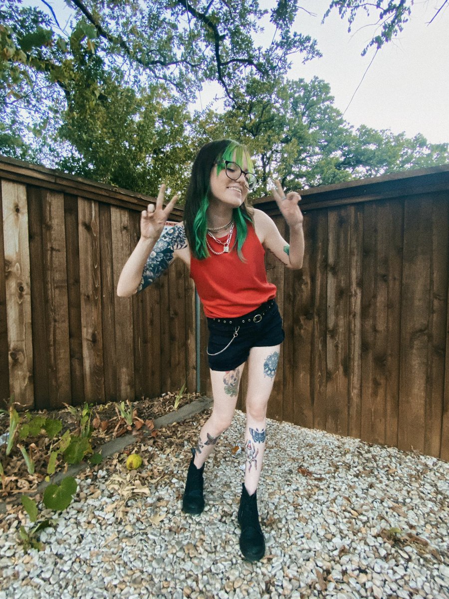 pennyboredband's tweet photo. HAPPY ENBY DAY! Friendly reminder I identify as non-binary and prefer they/them pronouns. This has been difficult for me to speak up about but I’m learning to communicate more and more each day! I’m proud of myself and who I am. #nationalnonbinaryday https://t.co/Sjvgb0m7H0