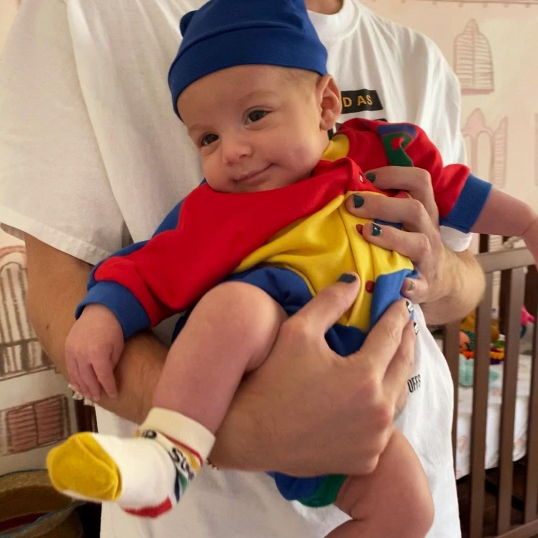 halseychile's tweet photo. ¡FELIZ CUMPLEAÑOS, ENDY!

Hace 1 año, nació Ender Ridley Aydin, el bebé arcoíris de Halsey y Alev Aydin.

En este día tan especial, queremos enviarle nuestros mejores deseos a Endy y su familia. Su llegada nos hizo inmensamente felices y no podemos esperar para verlo crecer. 💗 https://t.co/zmxjpxJpwb