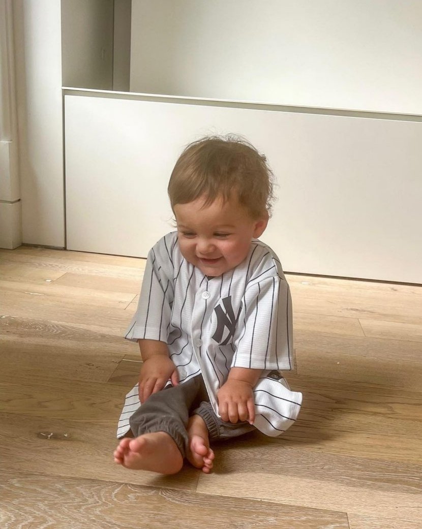 halseychile's tweet photo. ¡FELIZ CUMPLEAÑOS, ENDY!

Hace 1 año, nació Ender Ridley Aydin, el bebé arcoíris de Halsey y Alev Aydin.

En este día tan especial, queremos enviarle nuestros mejores deseos a Endy y su familia. Su llegada nos hizo inmensamente felices y no podemos esperar para verlo crecer. 💗 https://t.co/zmxjpxJpwb