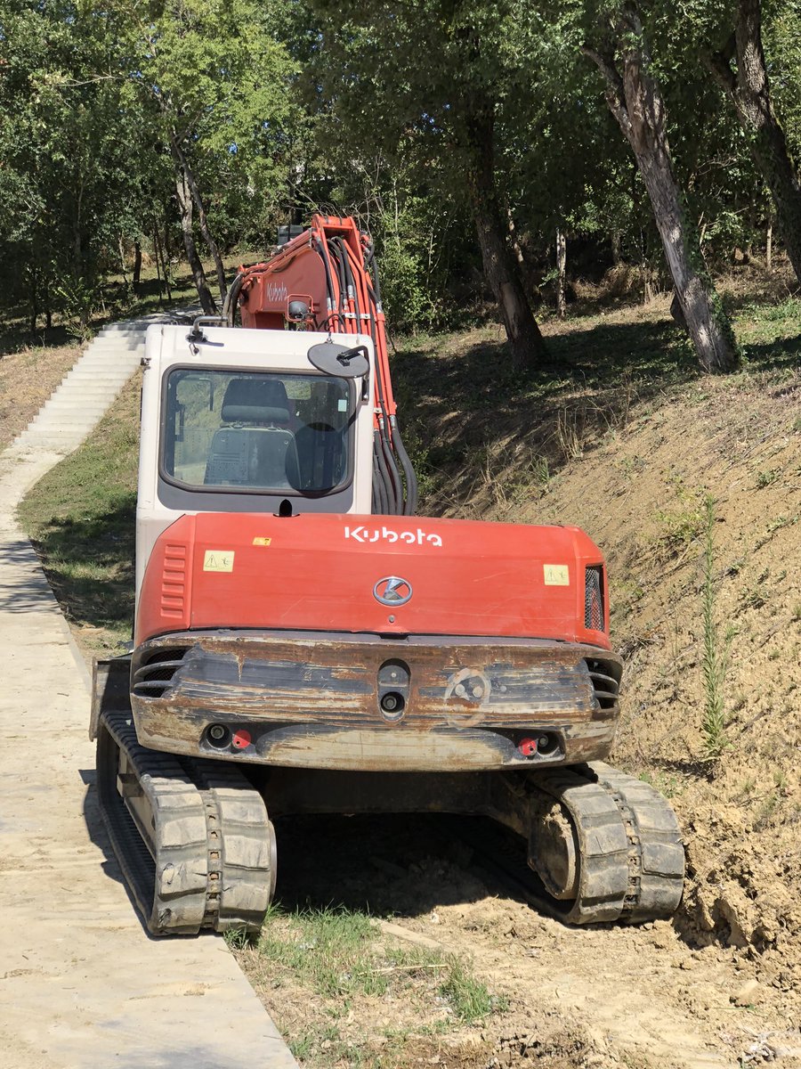 RetroHeavyMachi's tweet photo. Kubota kx080-3a 
#retroheavymachines #rhm #kubota #fetenationale #BastilleDay #excavator #TwitterDown #twitter https://t.co/Y83zbvMH7R