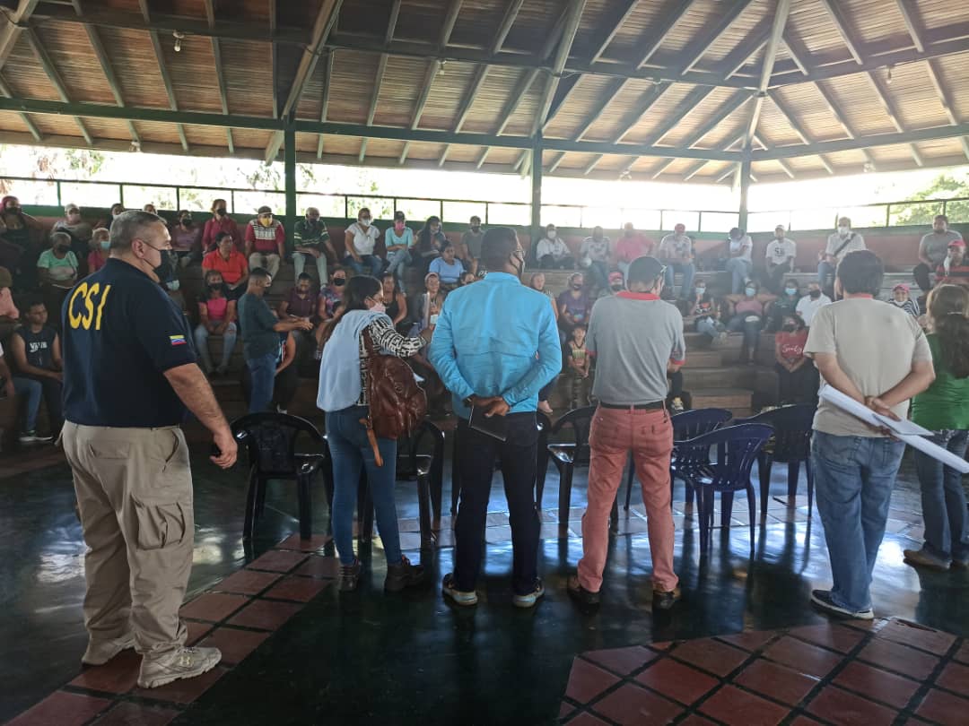 Mpcomunas_Lara's tweet photo. #13Julio
Desde el Centro de Participación Comunal de la Comuna Socialista #Ataroa se hizo presente el equipo Nacional del MppPlanificación para la realización del Mapa de Soluciones y ACA en conjunto con la Comunidad y acompañados de @fcomunalara2022 https://t.co/HZ1CBm3y5f