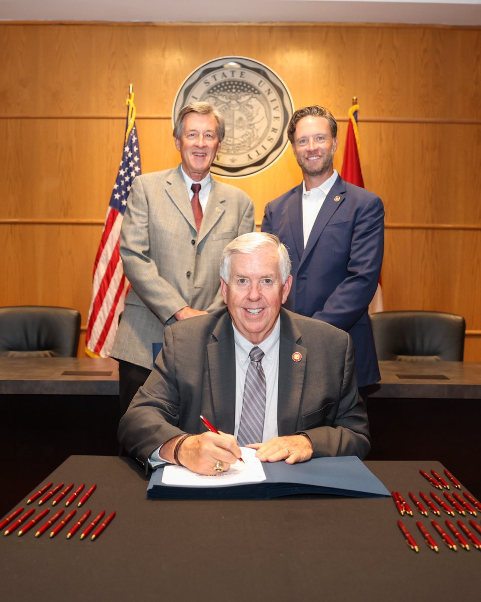 ClifSmart's tweet photo. Today @GovParsonMO signed the Fast Track bill sponsored by Sen. @lincolnhough into law @MissouriState. This law makes it possible for many non-traditional students to go back to school to finish their degrees w/o cost. Thanks to all for getting this done. #HigherEdMatters https://t.co/7wcF10YPqo