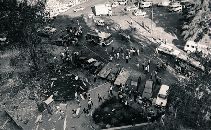 VOX_AytoMadrid's tweet photo. Hoy se cumplen 36 años del atentado con coche bomba de la plaza de República Dominicana llevado a cabo por el «comando España» de ETA.
Murieron 12 guardias civiles que iban a hacer prácticas de tráfico y hubo 60 heridos entre guardias y vecinos.
#NiOlvidoNiPerdón
#InMemoriam https://t.co/JxJMJdvtuW