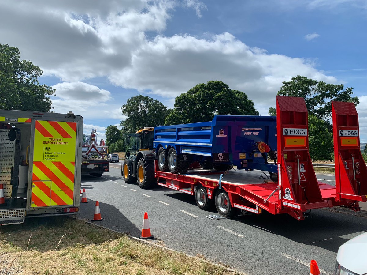 DVSAEnforcement's tweet photo. This Agricultural combination was stopped with @PowysRPU & @CarmsRPU🚔
They were carrying out a haulage operation & required an #OperatorsLicence, #Tachograph & the driver didn’t have the correct licence category to drive it🚫
Prohibition issued,driver & operator to be reported✍️ https://t.co/pwpU11R73j