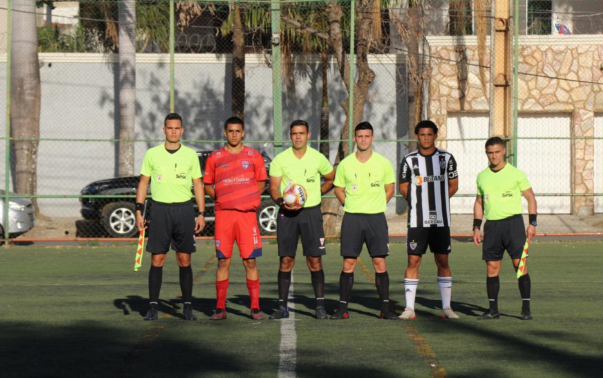 GaloNaBase's tweet photo. Liderança garantida! Já classificada, a equipe Sub-15 do Atlético conseguiu mais uma boa vitória no Campeonato Mineiro da categoria e garantiu, por antecipação, a liderança da 1ª fase da competição. 

📸: @babufotografo

#CriasDoGalo 🏴🏳️ https://t.co/L5sO5bgtkj