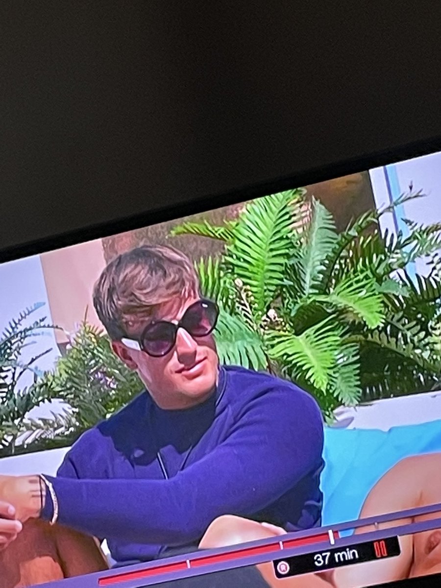 michelle200481's tweet photo. Naaaaaaaa what are those?! 🕶 #luca #loveisland https://t.co/n8lFu2rlFB