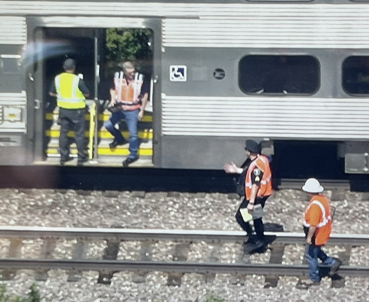 KrisHabermehl's tweet image. METRA UP-N Line is shut down after Train 342 hit a pedestrian north of the Central Avenue stop in Evanston. On site investigation will mean extensive delays. There is no ETA as to when service will be resumed.