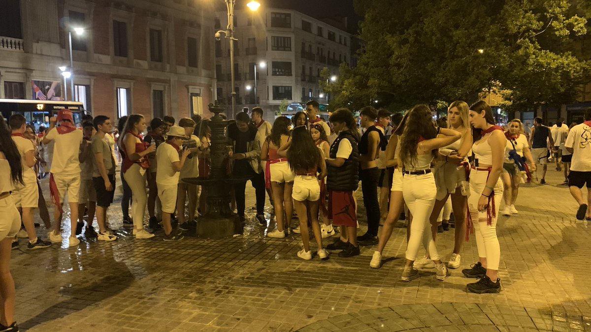 Ni botellón ni katxis en los bares. La juventud en Sanfermines se conforma con agua de la fuente.