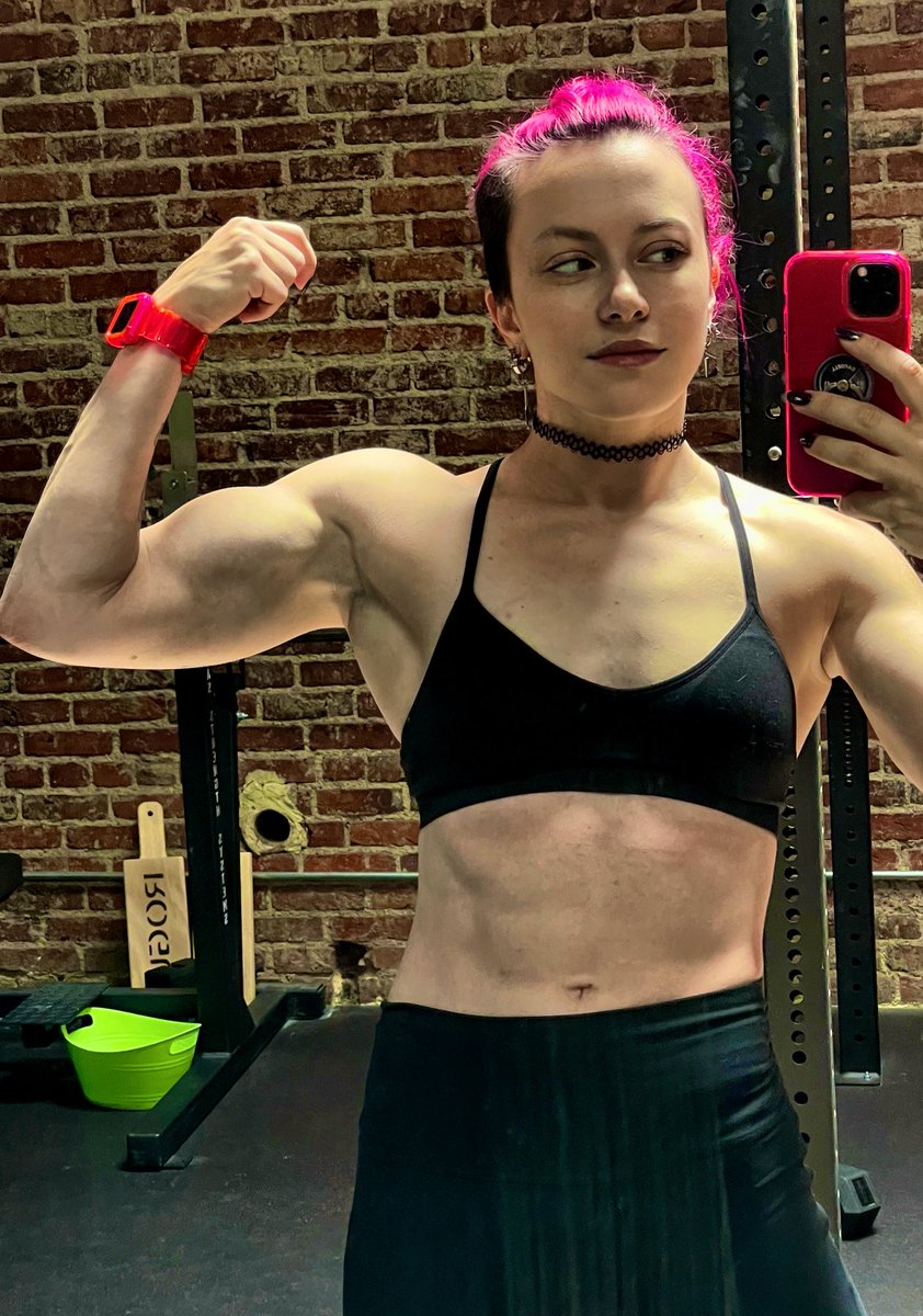 ClaireMax's tweet photo. She’s a 10 but she has bigger biceps than you https://t.co/ipRMx2EQsu