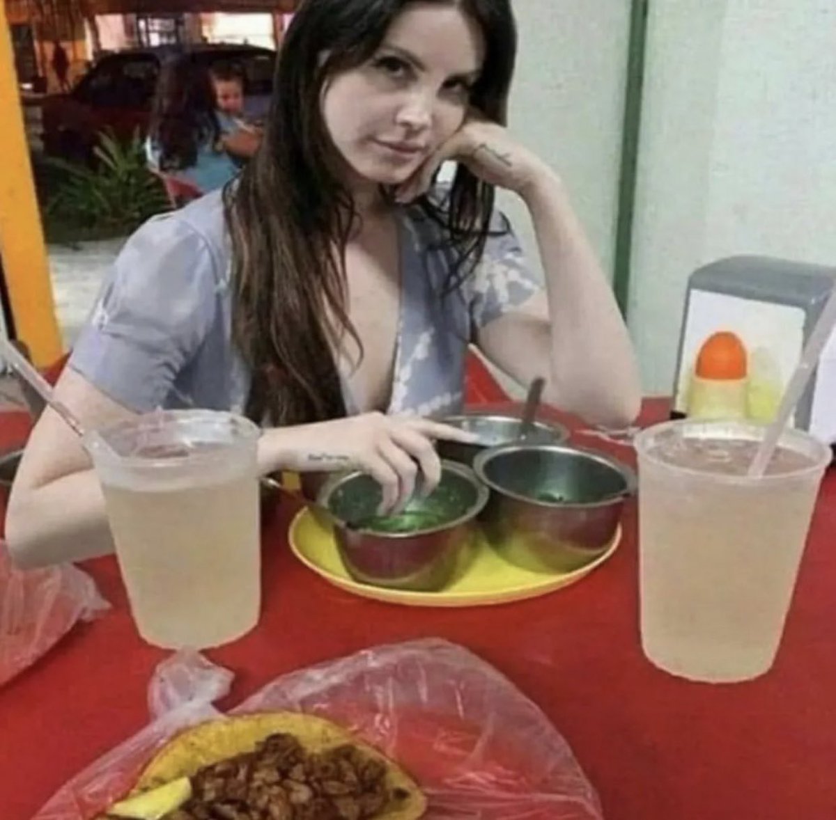bbypaune's tweet photo. con mi amiga lizzy en los tacos #3ermundo https://t.co/n8DnYzCS5J