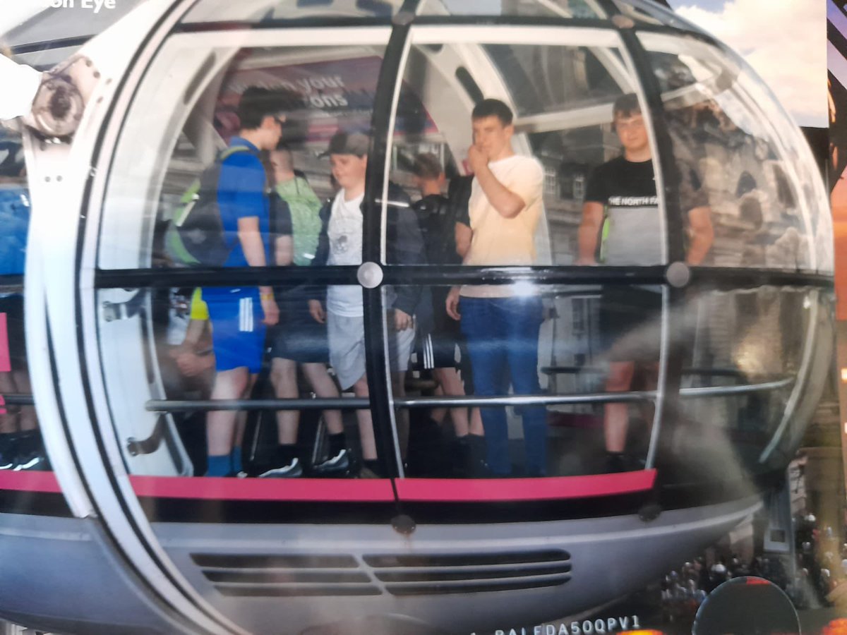 Cardinal_Newman's tweet photo. And the award for worst London Eye photos goes to ... year 10! #lookatthecamera https://t.co/ymJTxk8vUP