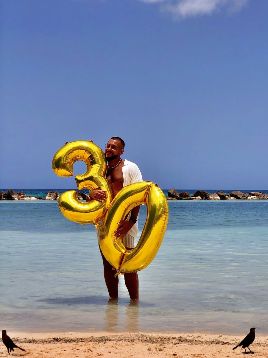 And just like that… 30✨ 
.
.
.
.
.
#dirty30 #thirtyflirtyandthriving #birthday #birthdayvacation #aruba #flamigos #photooftheday