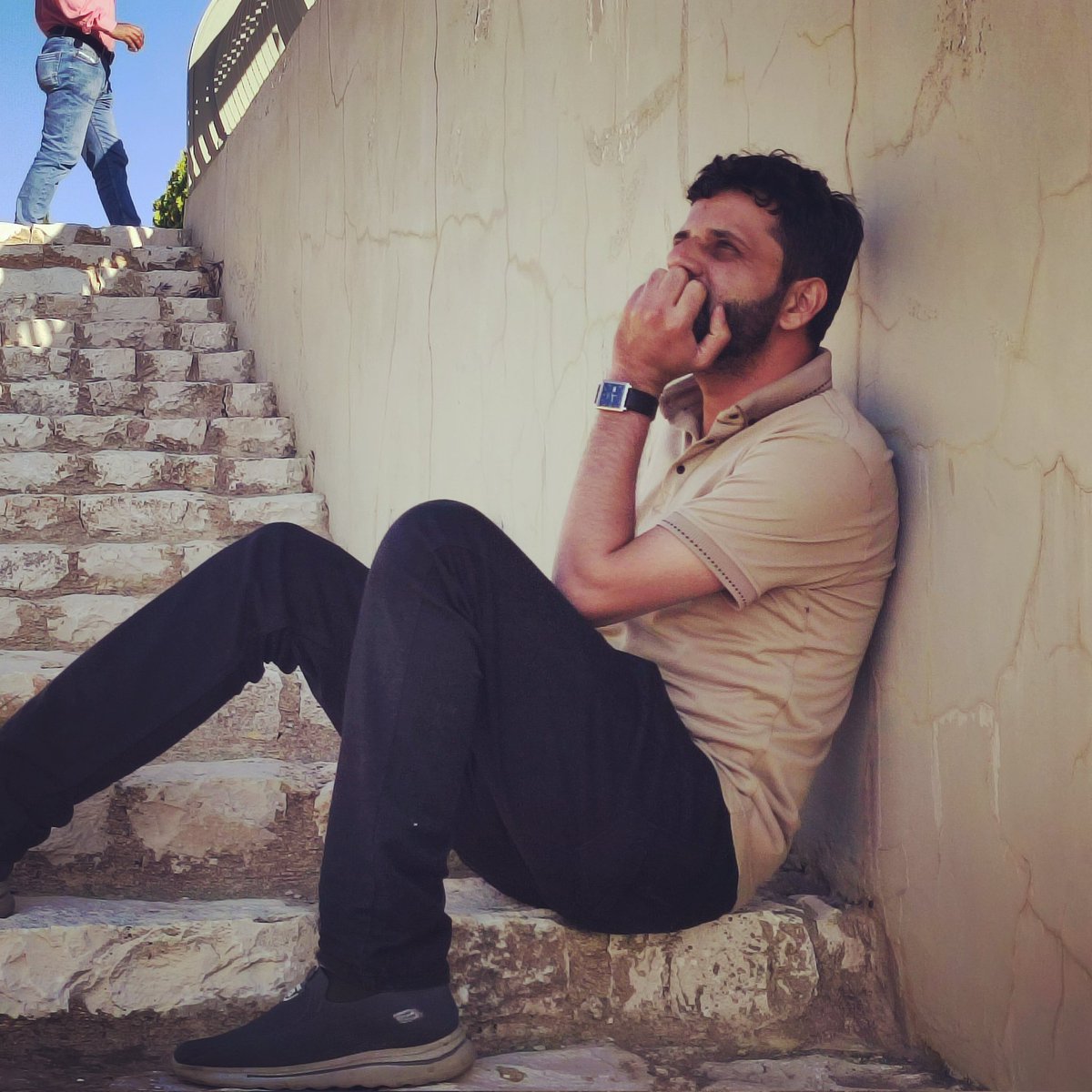 هل انا كبرت ام يأست ام ماذا ؟! لماذا اصبحت لا اهوى الضجيج وفعاليات الحياة ولا تهوى روحي المناسبات ولا اجتماع الناس 😒 جلوسي بمفردي آنس لروحي ! ولا يهمني مايدور حولي من هوس الناس وارى نفسي بعيدة عن مايصبون ومايهتمون له !🤔 هل انا كبرت ام ماذا ؟😔ام هذا هو الوهم الذي اوهمت نفسي به؟