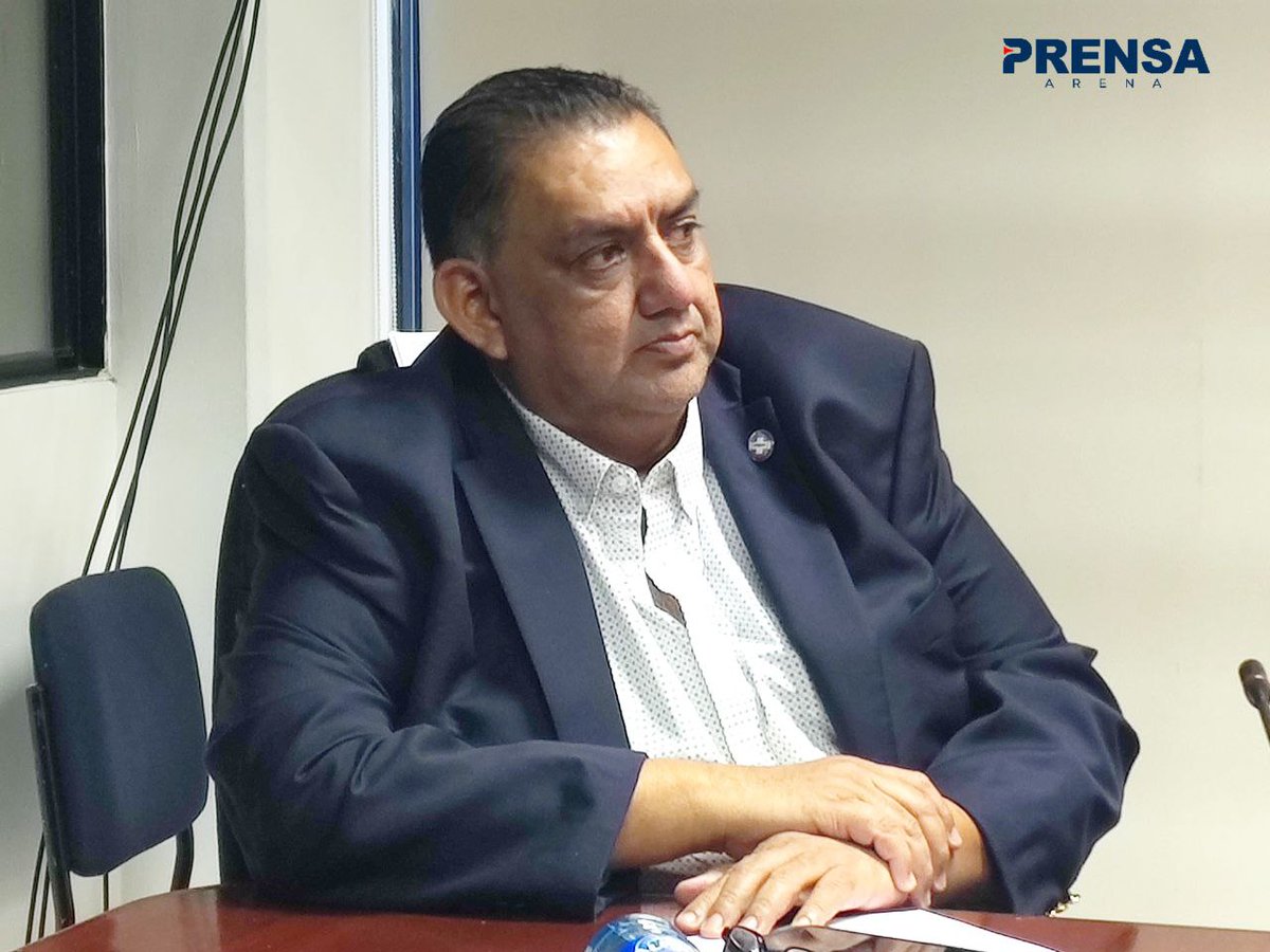 PrensaARENA's tweet photo. Continúa este día la sesión de la Comisión de Reformas Electorales y Constitucionales en la que el diputado, Alberto Romero participa en representación de @ARENAfraccion https://t.co/rGg2jfMCbq
