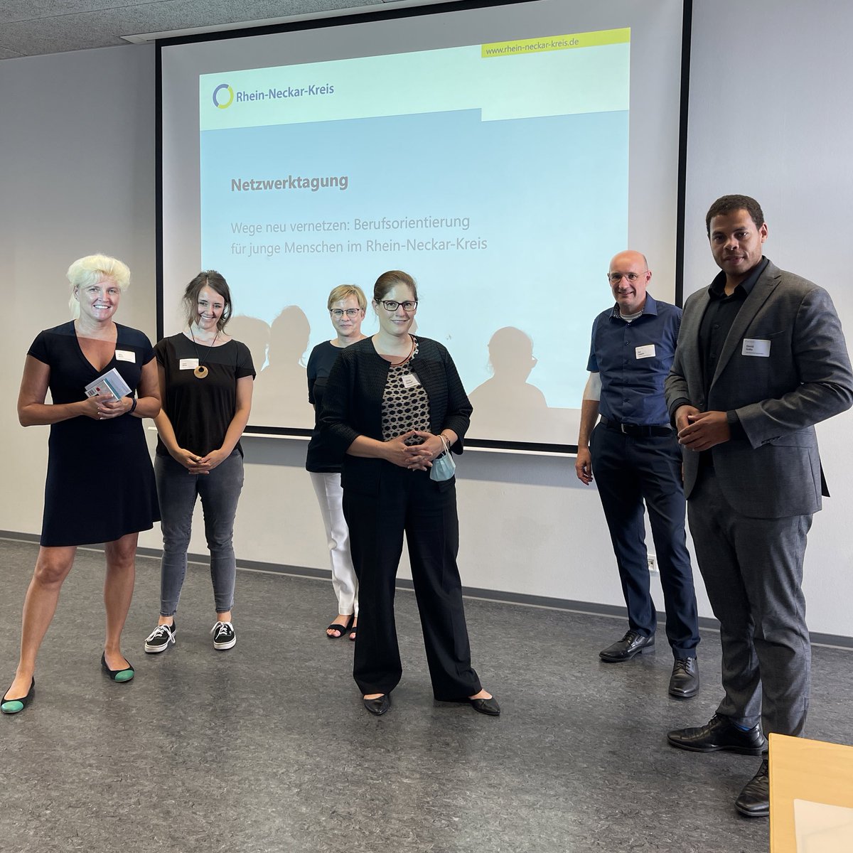 Ein gutes #Netzwerk braucht vor allem offene #Kommunikation und gegenseitiges #Vertrauen. Wie klappt’s? In dem wir uns alle kennenlernen - heute bei der Netzwerktagung „Wege neu vernetzen: #Berufsorientierung für junge Menschen im #RNK! 😊
<a href="/JobcenterRNK/">Jobcenter Rhein-Neckar-Kreis</a> #AAHeidelberg <a href="/presse_rnk/">Rhein-Neckar-Kreis</a>