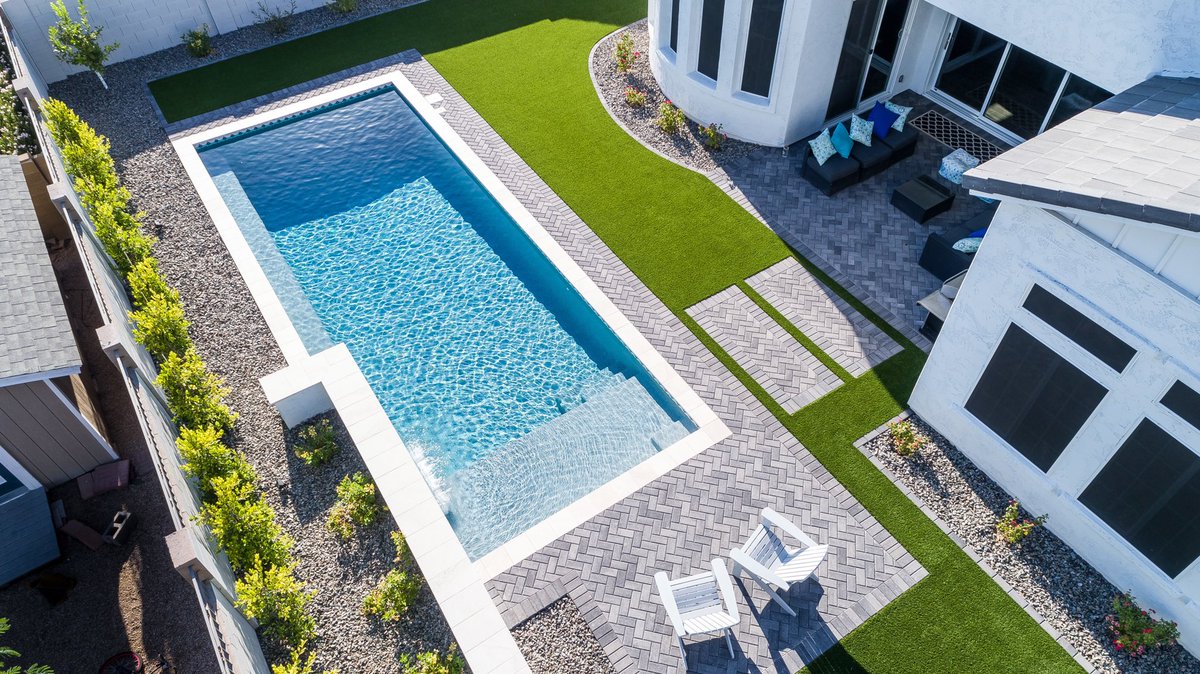 calpool's tweet image. ♻️ Go Green ♻️ Artificial Turf offers you luscious useable space, maintenance free and no water required. #azbackyarddesign #artificialturf #pooldesignideas