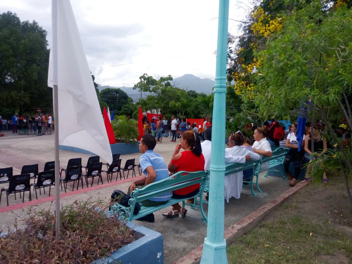 Mulatisima067's tweet photo. Que nadie diga que estas personas salieron a manifestarse o a exigir al Gobierno. Son de #Imías y esperan la celebración del acto por el #26DeJulio #VictoriaDeLasIdeas
#CubaPorLaPaz
@LeonardoPlayita
@Pujol2Da
@Viltre2
#ConFilo100 https://t.co/F6wcYBZFOF