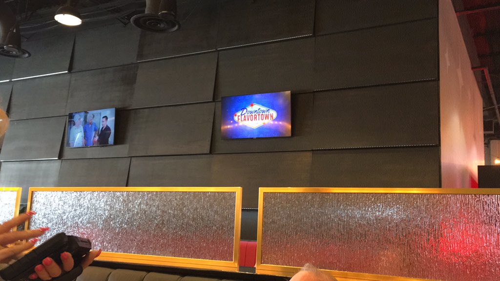 NoviNovisius's tweet photo. At the one and only #DowntownFlavortown and the food is delicious. https://t.co/8vsRGrMeWh